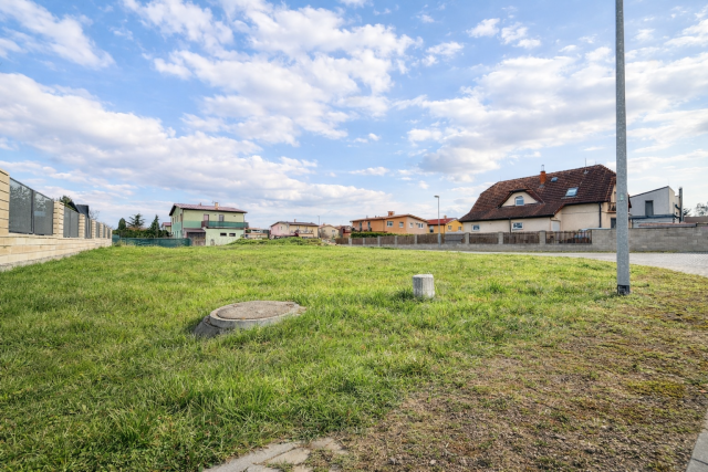 Prodej pozemku 838 m2, P4, Šeberov, ul. K Vlasty Hilské, veškeré IS k dispozici